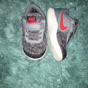 Size 6c Nike’s. Worn a handful of times!